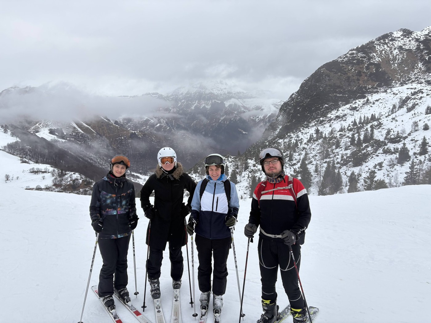 Team skiing